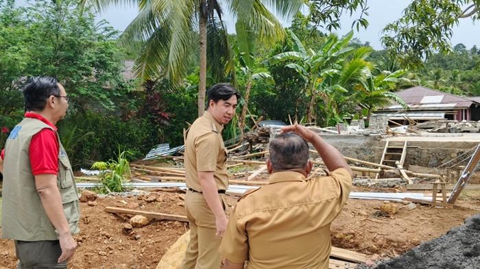 Bupati Kepulauan Sangihe, Michael Thungari saat tinjau lokasi terdampak gempa
