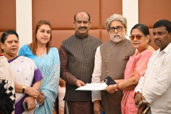 टीएमसीच्या बंडखोर खासदारांनी आज लोकसभा अध्यक्ष ओम बिर्ला यांची त्यांच्या दिल्लीतील निवासस्थानी भेट घेतली