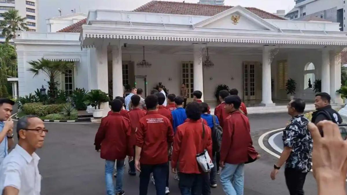 15 MAHASISWA UBK TEMUI WAPRES - Sedikitnya 15 mahasiswa Universitas Bung Karno (UBK) diterima Wakil Presiden Gibran Rakabuming Raka di Istana Wakil Presiden, Jakarta Pusat, Senin (15/6/2026) petang.