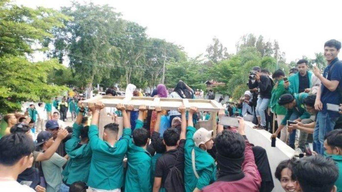 Para pendemo yang melakukan aksi penolakan etnis Rohingya memaksa membawa para pengungsi untuk diangkut ke mobil di Balai Meuseraya Aceh (BMA)