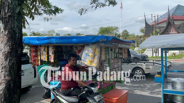 pedagang di lokasi unjuk rasa dprd sumbar 15/6/2026
