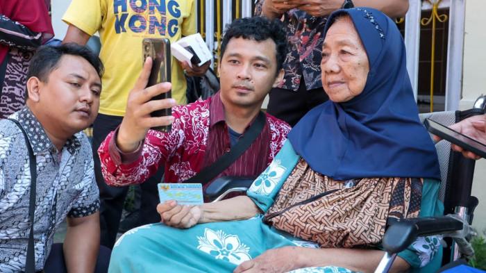 PERLINSOS DIGITAL - Pemerintah Koat Surabaya melakukan sosialisasi Perlindungan Sosial Digital Terintegrasi (Perlinsos Digital) kepada warga, Kamis (4/6/2026). Program ini bekerja sama dengan Kementerian Komunikasi dan Digital (Komdigi RI). Tujuannya memastikan penyaluran bantuan sosial (bansos) lebih tepat sasaran.