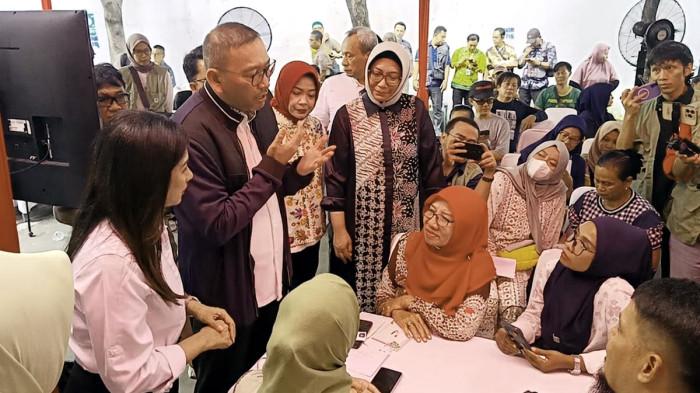 UJI COBA PERLINSOS DIGITAL - Warga terlihat antusias dalam uji coba program Perlindungan Sosial (Perlinsos) digital yang digelar di Kelurahan Pakis, Kecamatan Sawahan, Surabaya, Jawa Timur, Jumat (12/6/2026). Program digitalisasi layanan sosial ini, memungkinkan proses verifikasi penerima bantuan sosial dilakukan lebih cepat dan transparan melalui pemanfaatan data kependudukan serta teknologi digital.