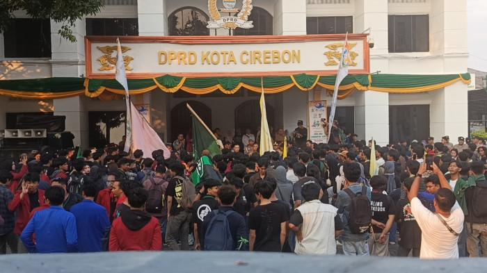 INDONESIA BANGKRUT - Ratusan mahasiswa dari berbagai organisasi kemahasiswaan memadati kawasan Jalan Siliwangi, Kota Cirebon, Senin (15/6/2026).  Dengan membawa narasi besar bertajuk 