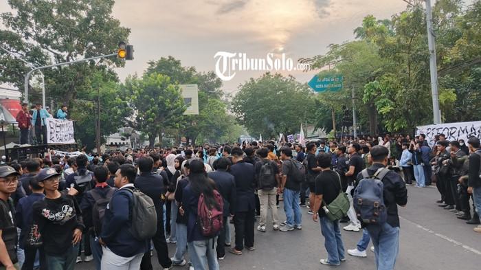 BLOKIR JALAN - Ratusan mahasiswa menggelar aksi demonstrasi di depan DPRD Kota Solo, Jumat (12/6/2026) sore. BEM Soloraya belum menggelar aksi susulan hingga Senin (15/6/2026) dan masih melakukan kajian serta evaluasi terhadap demonstrasi sebelumnya di DPRD Surakarta
