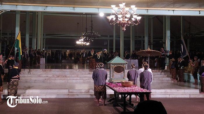 MANGKUNEGARAN - Prosesi Kirab Malam 1 Suro Puro Mangkunegaran, beberapa waktu lalu. Kirab Pusaka Malam 1 Suro Mangkunegaran digelar Selasa (16/6/2026) mulai pukul 19.00 WIB.