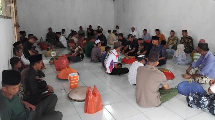 NGANGGUNG – Sejumlah masyarakat Desa Nyelanding ketika menggelar nganggung di balai pertemuan warga, Senin (15/6/2026) petang. Nganggung dilakukan menjelang tradisi Hikuk Helawang yang akan dilakukan besok.
