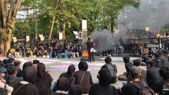 DEMO MAHASISWA - Massa aksi membakar ban bekas saat berunjuk rasa di depan Kantor DPRD Purwakarta, Senin (15/6/2026).