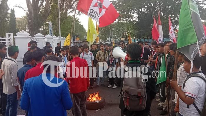 AKSI UNJUK RASA- Sejumlah mahasiswa saat menggelar aksi unjuk rasa di depan Kantor Gubernur Sumatera Barat, Padang, Senin (15/6/2026) sore. Dalam aksinya, massa membakar ban bekas sebagai bentuk protes dan kekecewaan terhadap pemerintah.