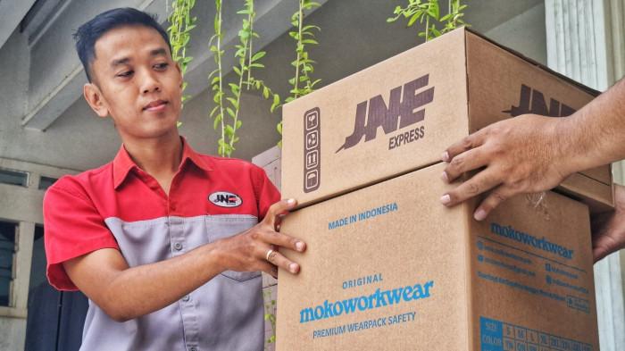 JEMPUT PAKET – Petugas JNE melakukan penjemputan paket seragam kerja produksi Moko workwear di Kota Semarang. Jaringan distribusi yang luas membantu produk UMKM dan industri lokal menjangkau pelanggan di berbagai daerah hingga mancanegara.