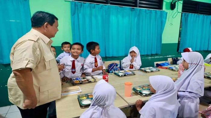 Presiden Prabowo Subianto mengakui 28 ribu penerima Program Makan Bergizi Gratis mengalami gangguan pencernaan dari total 60,2 juta penerima. Pemerintah targetkan zero error dan perluas 30 ribu dapur MBG.