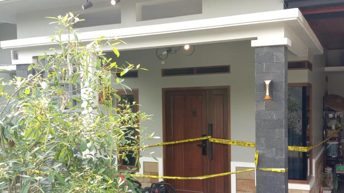 TEWAS MENGENASKAN - Rumah milik Yogi Saleh (40), Kepala Bidang Pengelolaan Aset Daerah BKAD Kabupaten Purwakarta, di Jalan Patinggi III, Kampung Karangsari, Desa Citalang, Kecamatan Purwakarta, dipasangi garis polisi, Senin (15/6/2026). Korban ditemukan tewas bersimbah darah di dalam kamar rumahnya pada Minggu malam.