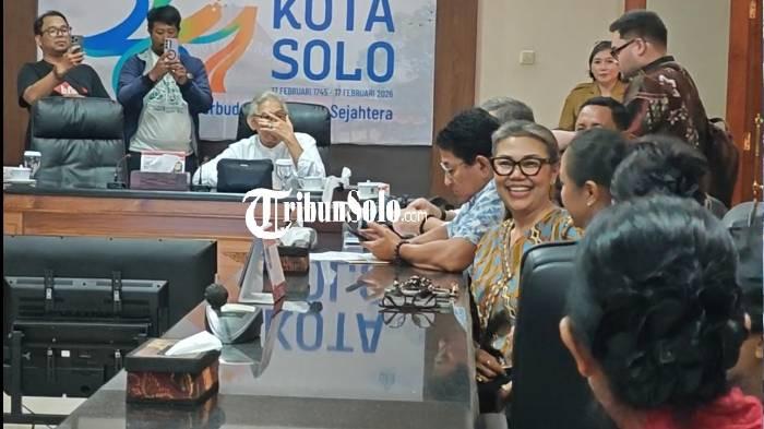 BAHAS KIRAB. Menjelang Kirab Suro yang diadakan pada Selasa (16/6/2026) mendatang, Pemerintah Kota Solo mengundang dua kubu Keraton Kasunanan Surakarta di sesi berbeda, Senin (15/6/2026) di Ruang Natapraja.