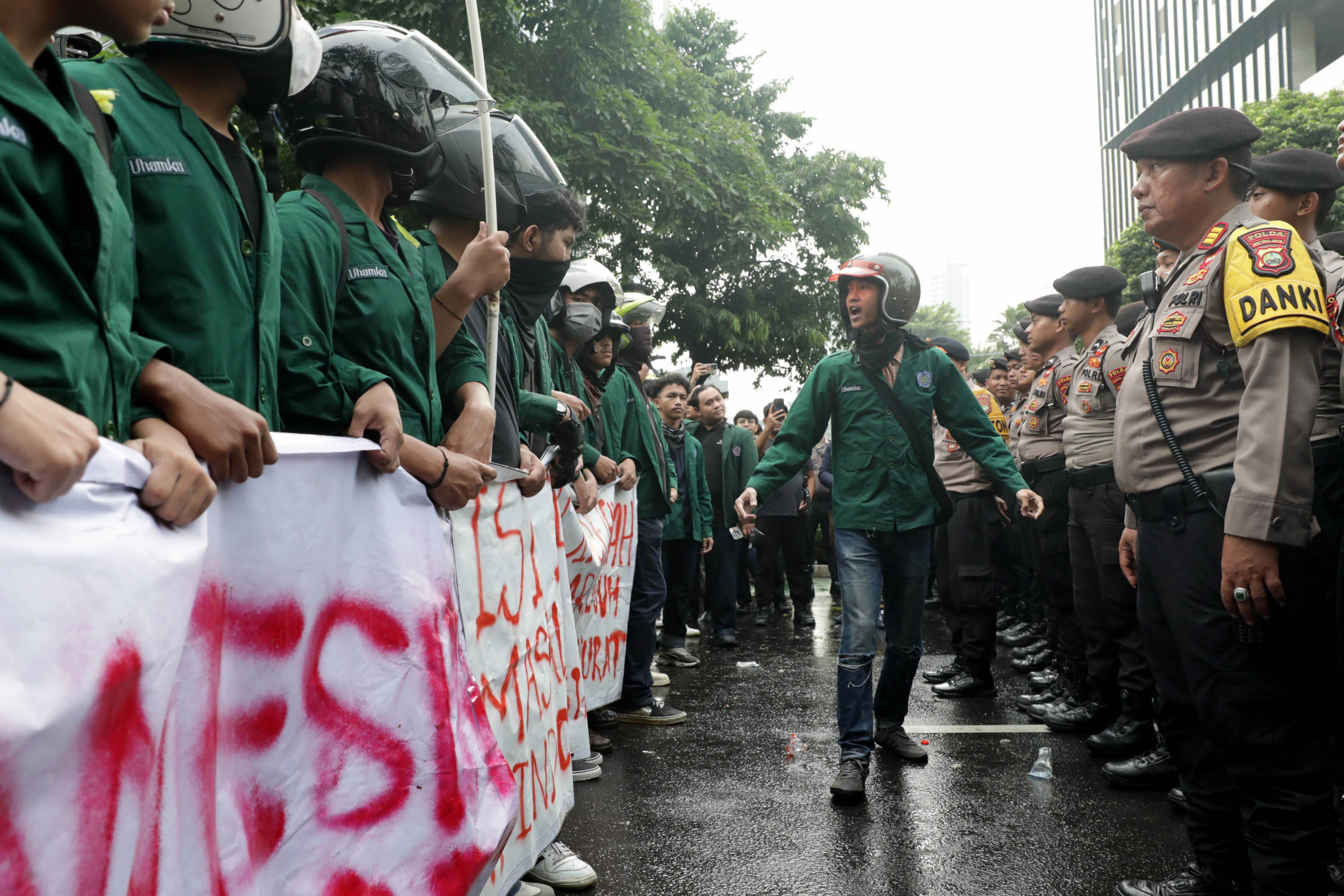 DEMO MAHASISWA - Mahasiswa Universitas Muhammadiyah Prof. Dr. HAMKA (Uhamka) dihadang pihak kepolisian saat menuju kawasan Bundaran HI di Jalan Jenderal Sudirman, Jakarta, Senin (15/6/2026). Dalam aksinya mereka menuntut pemerintah untuk penghentian sementara serta evaluasi menyeluruh terhadap program Makan Bergizi Gratis (MBG) dan Koperasi Desa Merah Putih, mendesak peninjauan kembali Undang-Undang Kepolisian Republik Indonesia dan menolak militerisme dan menuntut penegakan supremasi sipil serta peninjauan kembali kebijakan kenaikan harga bahan bakar minyak (BBM) yang dinilai membebani masyarakat. TRIBUNNEWS/IRWAN RISMAWAN