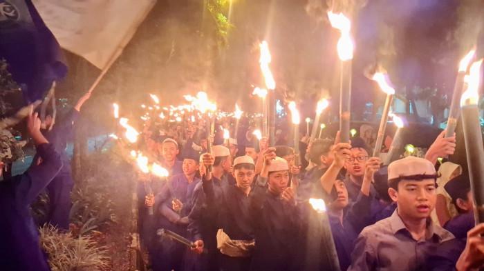 PAWAI OBOR - Suasana malam pergantian Tahun Baru Islam 1 Muharram 1448 Hijriah di wilayah Kabupaten Bandung berlangsung semarak dan penuh kehangatan, Senin 15 Juni 2026.. Tribun Jabar / Adi Ramadhan Pratama.