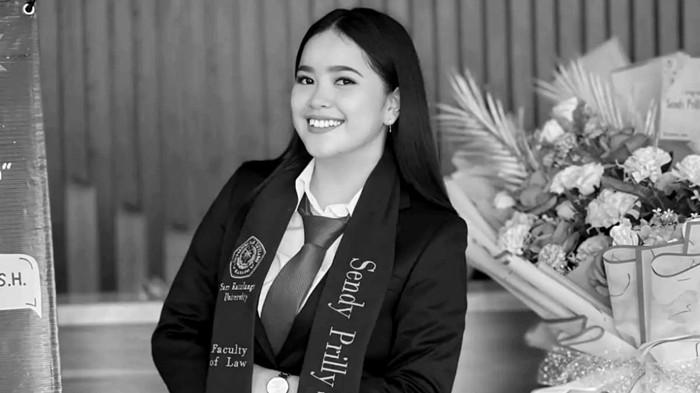 PRILY SOMBA - Foto semasa hidup almarhumah Prily Somba saat berpose di Kampus Fakultas Hukum Unsrat Manado, tempat ia berkuliah. Istri William Kaeng yang meninggal dunia pada Senin (15/6/2026) sore. Dikenal cantik dan cerdas.