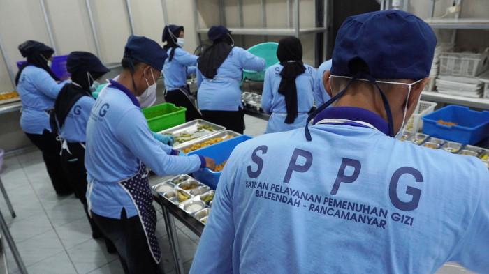 DAMPAK SOSIAL MBG - Program Makan Bergizi Gratis (MBG) tidak hanya berfokus pada pemenuhan gizi anak-anak sekolah, tetapi juga memberikan dampak ekonomi bagi masyarakat sekitar. Melalui pengoperasian Dapur Sekolah Penggerak Pangan Gizi (SPPG), puluhan warga kini memperoleh pekerjaan baru di sektor penyediaan makanan bergizi.