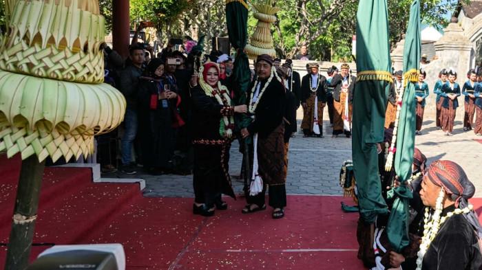 SERAHKAN PUSAKA - Plt Bupati Ponorogo Lisdyarita menyerahkan 5 pusaka kepada para Kepala Desa se Kecamatan Jenangan di lingkungan Makam Batoro Katong, di Kelurahan Setono, Kecamatan Jenangan, yang merupakan kota lama Kabupaten Ponorogo, Jawa Timur, Senin (15/6/2026). Pusaka-pusaka tersebut akan dikirab menuju Alun-alun Ponorogo.
