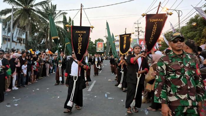 GREBEG SURO PONOROG0 2026 - 5 pusaka saat sampai di Alun-Alun Ponorogo, Jawa Timur, Senin (15/6/2026). Kirab Pusaka dan Pawai Lintas Budaya Grebeg Suro bukan sekadar arak-arakan tahunan menjelang 1 Suro, melainkan pengingat perjalanan sejarah ketika pusat pemerintahan Ponorogo berpindah dari kota lama di Kelurahan Setono; Kecamatan Jenangano menuju kota baru di Alun-alun Ponorogo yang kini menjadi jantung pemerintahan masyarakat Bumi Reog.