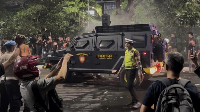 DIKERAHKAN - Mobil RAISA (Rantis Pengurai Massa) milik kepolisian dikerahkan saat pembubaran massa aksi di Jalan Pahlawan, Kota Semarang, Senin (15/6/2026) malam. Kendaraan taktis tersebut digunakan untuk membantu mengurai kerumunan yang masih bertahan di lokasi, memadamkan pembakaran ban, serta mengembalikan kelancaran lalu lintas dan ketertiban umum.