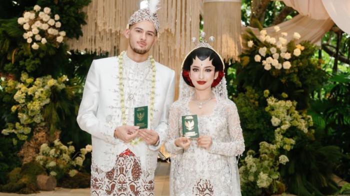 JUSTIN DAN JENNIFER MENIKAH --Momen yang dinanti publik akhirnya tiba. Pesepak bola Timnas Indonesia, Justin Hubner resmi mempersunting aktris dan kreator konten Jennifer Coppen dalam sebuah prosesi akad nikah yang berlangsung khidmat dan penuh haru. 