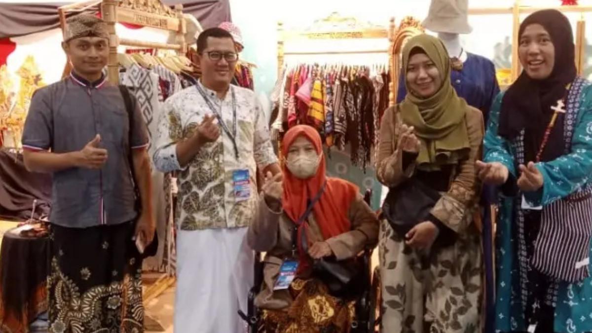 POTRET SRI MISMIYATI - Potret Sri Mismiyati (tengah) saat memasarkan produk fashionnya di salah satu event di Jakarta pada 1- 5 Maret 2023 lalu.