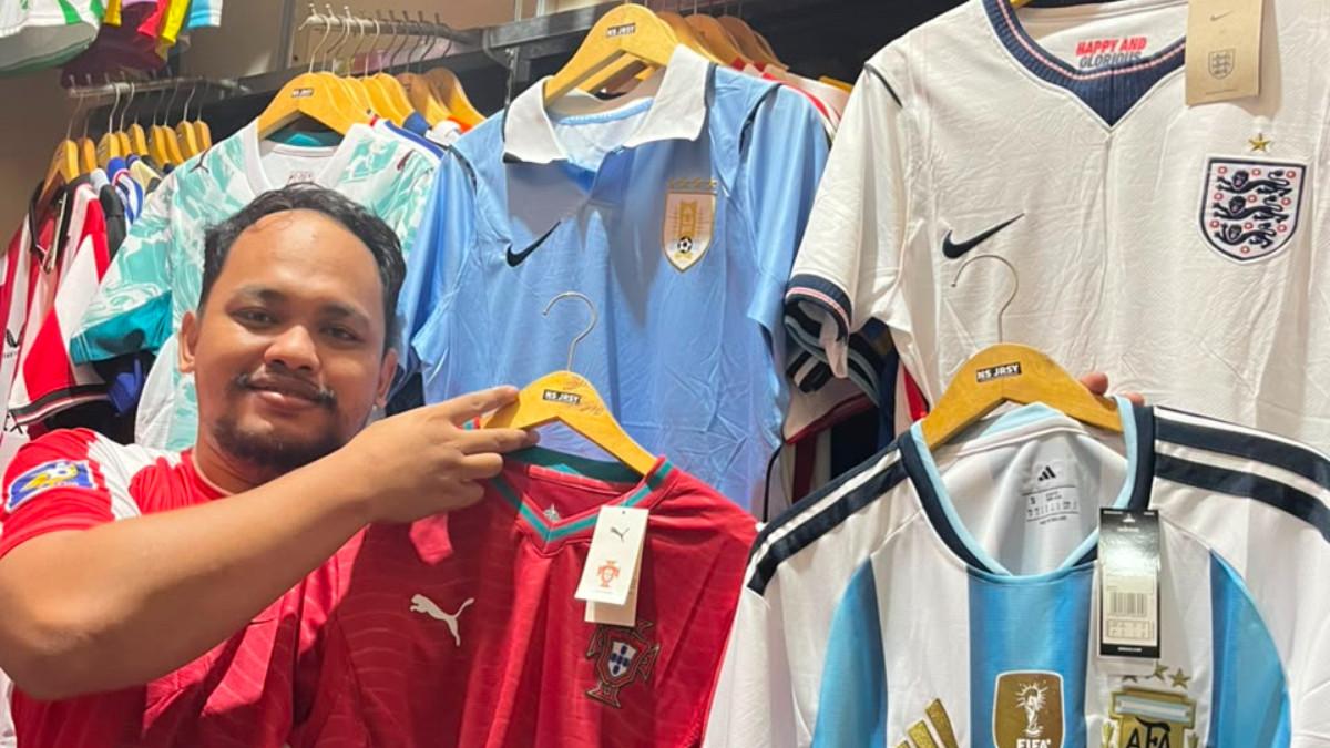 फुटबॉल उत्सव का स्वागत - नोफी सेतियावन, जो विश्व कप 2026 में हिस्सा ले रही टीमों की जर्सी बेचते हैं, सोलो के मोजोसोंगो में बुधवार (10 जून 2026) को अपने उत्पाद दिखाते हुए।