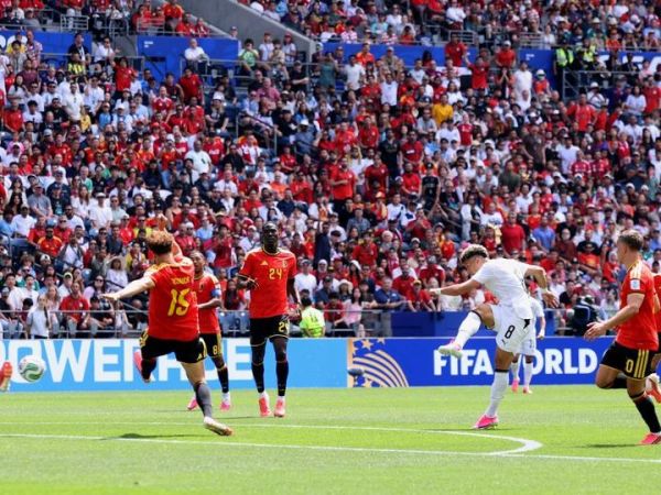 Tembakan keras Emam Ashour melahirkan gol Timnas Mesir ke gawang Timnas Belgia pada fase grup Piala Dunia 2026 di Seattle (15/6/2062).