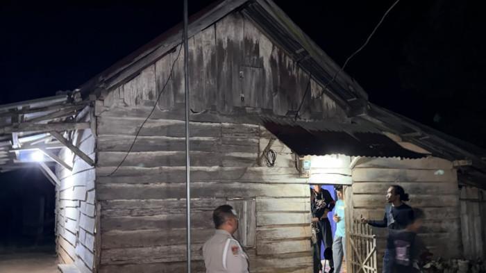 PEMBUNUHAN-- Polisi melakukan penyelidikan kasus dugaan pencurian yang berujung penusukan terhadap seorang guru SD di Desa Danau Jaya, Kecamatan Buay Pemaca, OKU Selatan, Sumatra Selatan, Minggu (14/6/2026). Korban meninggal dunia setelah menjalani perawatan selama dua hari, sementara pelaku yang masih berstatus siswi SMP kini dalam pengejaran aparat kepolisian.