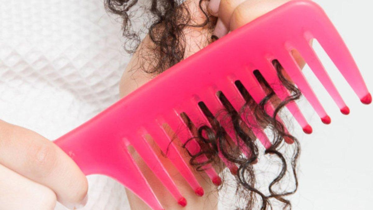Ilustrasi tips memulihkan rambut rusak dengan menggunakan sisir bergigi jarang