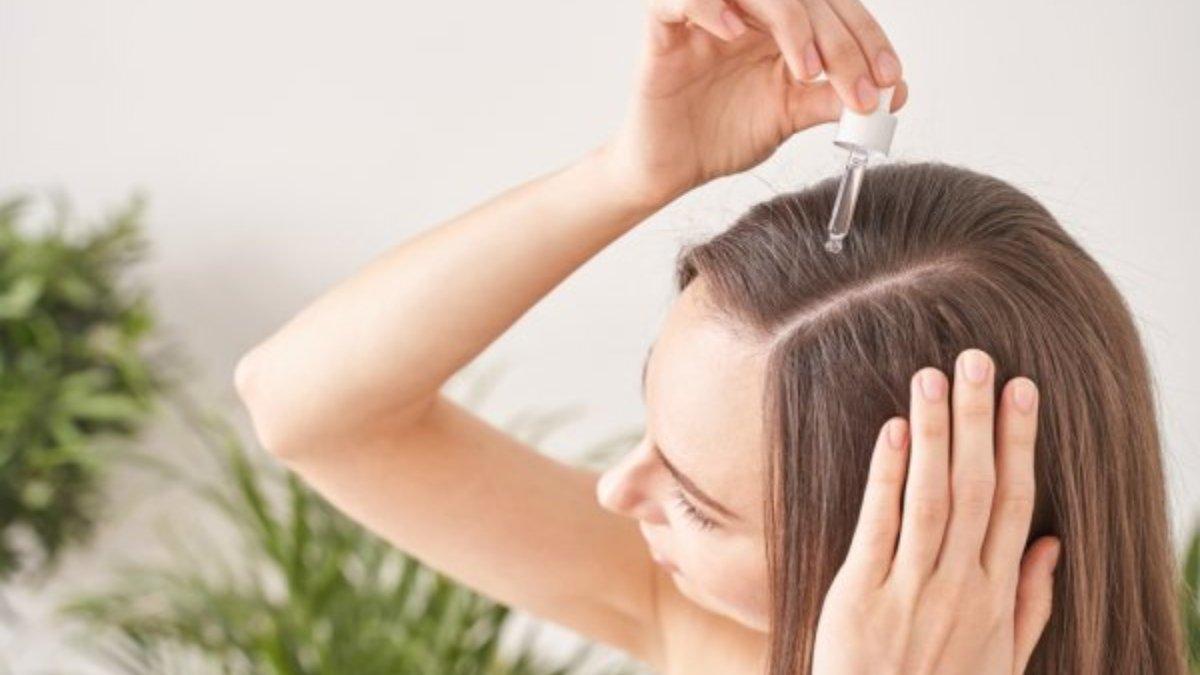 Ilustrasi tips memulihkan rambut rusak dengan menggunakan hair serum