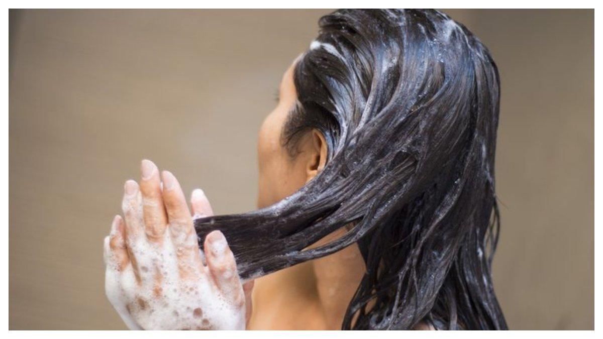 Ilustrasi tips memulihkan rambut rusak akibat alat styling dengan menggunakan shampoo yang lembut