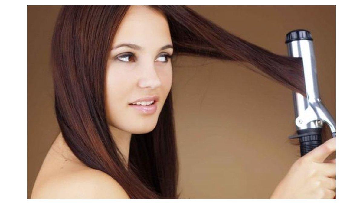 Ilustrasi penggunaan alat styling yang panas dapat membuat rambut rusak