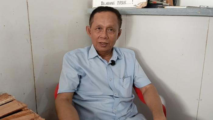 PEDAGANG BUAH  DI KRAMAT JATI - Pedagang buah Pasar Induk Kramat Jati, Margono saat memberikan keterangan di Jakarta Timur, Senin (15/6/2026).