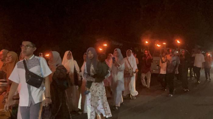 PAWAI OBOR - Ribuan warga Kelurahan Kertasari, Kecamatan Ciamis, Kabupaten Ciamis, memadati kawasan Islamic Center Ciamis pada Senin (15/6/2026) malam untuk mengikuti pawai obor dan istighosah dalam rangka menyambut Tahun Baru Islam 1 Muharam 1448 Hijriah.