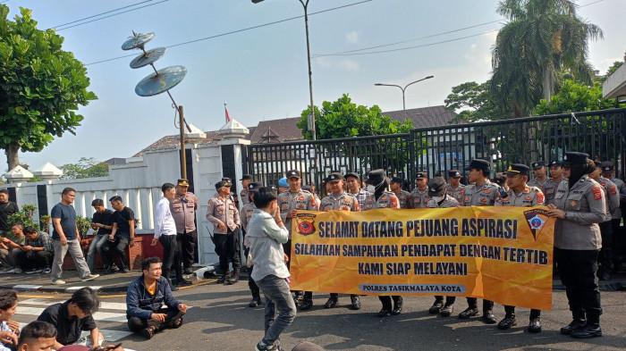 DEMONSTRASI - Belasan mahasiswa dan elemen masyarakat menggelar aksi demonstrasi di depan Bale Kota Tasikmalaya mengawal beberapa tuntutan dampak kenaikan harga BBM, Senin (15/6/2026).