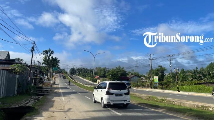 PANTAUAN CUACA - Langit berawan cerah di Jalan Sorong-Klamono Km 17, Kota Sorong, Papua Barat Daya pukul 8.44 WIT.