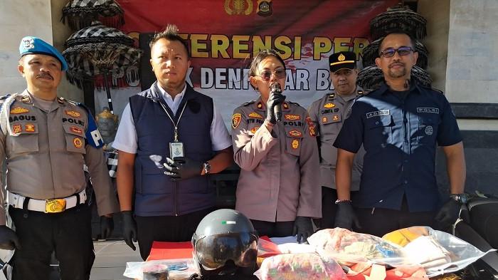 PEMBUANGAN - Press release ungkap kasus pembuangan bayi, di Mapolsek Denpasar Barat, pada Senin 15 Juni 2026.