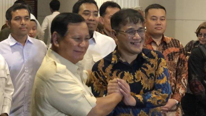 Ketua Umum Partai Gerindra Prabowo Subianto salam komando dengan politikus PDIP Budiman Sudjatmiko usai pertemuan di kediaman Prabowo, Jalan Kertanegara, Jakarta Selatan, Selasa (18/7/2023).