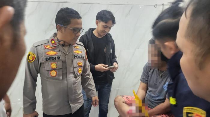 DITANGKAP : Anggota Polsek SU II, Palembang, 2 jam usai peristiwa tersebut berhasil mengamankan pelaku yakni Herry Tarmizi (49), saat sedang berobat di rumah sakit Siti Fatimah, saat pelaku yang juga mengalami luka dibawa keluarga berobat.