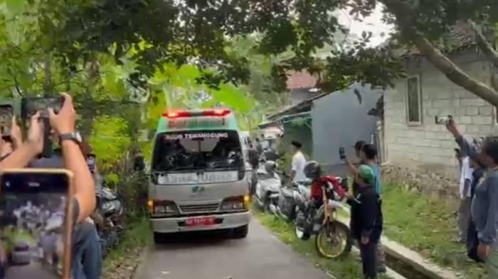 GAS BERACUN - Iringan ambulans yang mengangkut 4 jenazah keluarga Ali Munawar tiba di rumah duka. Terkait penyebab kematian mereka masih misteri. Badan geologi tak temukan gas beracun di lokasi.
