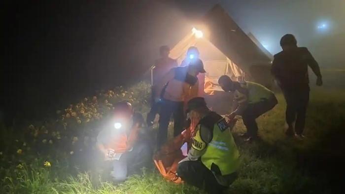 LOKASI KEJADIAN: Petugas mengevakuasi jenazah sekeluarga yang meninggal dunia saat glamping di Temanggung. Salah satu korban meninggal dunia diketahui bernama Bagas Amar Hakiki, mahasiswa Sastra Prancis Universitas Gadjah Mada (UGM), yang juga diketahui merupakan fotografer lepas Kraton Yogyakarta. 