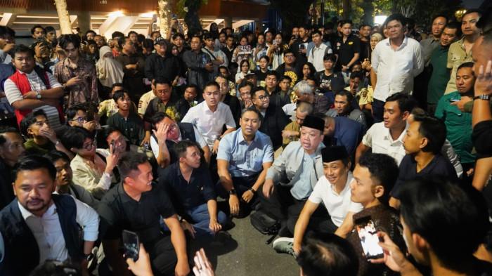 DISKUSI UGM RICUH - Tiga orang pejabat yang mengikuti diskusi dievakuasi saat diskusi UGM Senin (15/6/2026) berujung ricuh. Sempat terjadi aksi dorong dan kejar-kejaran antara mahasiswa dan pejabat. Wamentan Sudaryono dan Budiman Sudjatmiko bersuara soal ini.