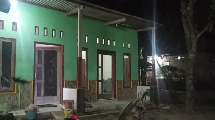 REMAJA TEWAS - Rumah kos yang menjadi tempat ditemukannya seorang remaja meregang nyawa di Desa Jogoroto, Kecamatan Jogoroto, Kabupaten Jombang, Kabupaten Jombang Jawa Timur, Sabtu (13/6/2026). Tetangga sempat dengan keributan. (foto Polsek Jogoroto)