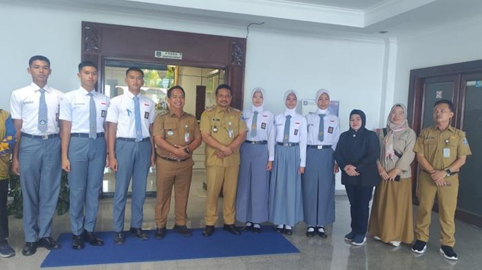 FOTO BERSAMA -- Pelaksana Tugas (Plt) Kepala Kesatuan Bangsa dan Politik (Kesbangpol) Kabupaten Bangka Selatan, Nirmayani saat berfoto bersama dengan calon Paskibraka tingkat pusat di Bandara Depati Amir, Pangkalpinang, Senin (15/6/2026). Mereka akan mengikuti verifikasi lanjutan tingkat pusat.