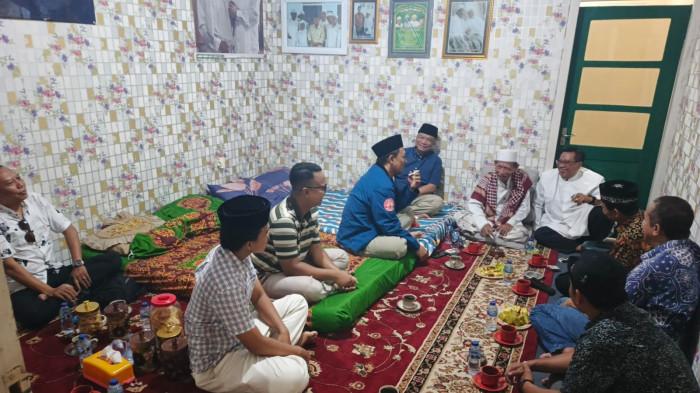 PERTEMUAN - Perbincangan di ruang tamu kamar pribadi KH Fathulloh Suyuti Toha di Pondok Pesantren Mansyaul Huda, Banyuwangi, Minggu malam (14/6/2026).