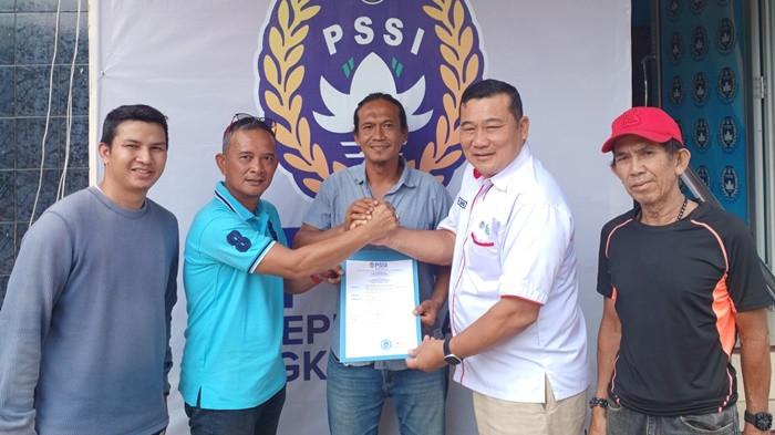 Henry Sujono (tengah) kini resmi menduduki kursi, Ketua Askot PSSI Pangkalpinang periode 2026-2030