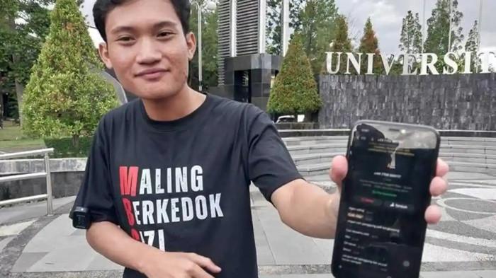 KETUA BEM UGM - Ketua BEM UGM 2025 Tiyo Ardianto mengungkapkan penemuan alat pelacak yang terpasang di mobilnya, Senin (15/6/2026). Tiyo pun menyampaikan pesan menohok untuk Presiden prabowo.
