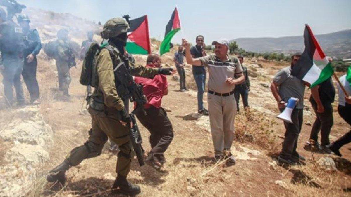 Pemukim ilegal Yahudi di pemukiman warga Palestina di Tepi Barat, David Chai Chasdai, dituduh memimpin kerusuhan di kota Huwara yang menjadi titik konflik, di mana rumah-rumah warga Palestina dibakar.