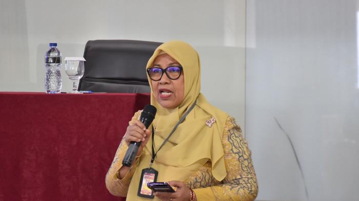 PAPARAN- Ketua Panitia FGD, Prof. Dr. Siti Fatimah, memberikan penjelasan diskusi dalam kegiatan FGD dan diseminasi hasil pengabdian kepada masyarakat yang digelar UNP di Premier Basko Hotel Padang, Sumbar, Kamis, (11/6/2026). Kegiatan ini menghadirkan berbagai narasumber dari unsur akademisi, pemerintah, legislatif, dan praktisi. 